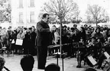 Enrique Pareja dirigiendo a la Banda Municipal de M&uacute;sica de Baza en la Plaza Mayor (1983). 